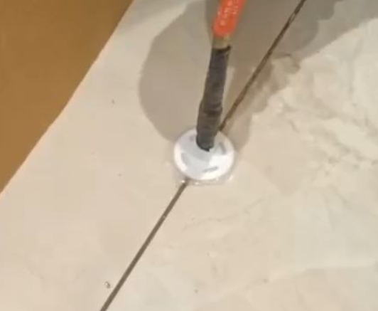 将乐瓷砖空鼓维修公司专业解答瓷砖在铺贴过程中，如果没有涂抹均匀到位的粘结材料（如水泥砂浆或瓷砖胶），可能会导致以下问题